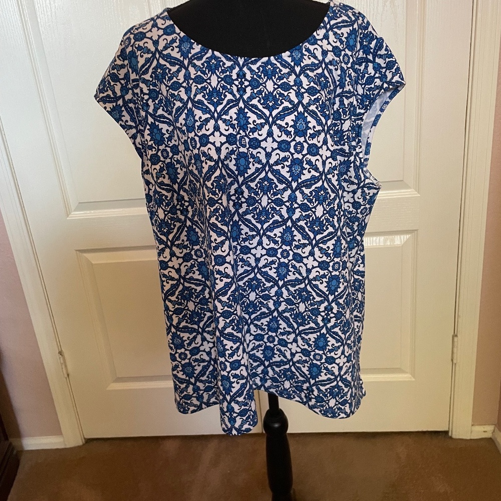 Roz & Ali cap sleeve blue and white top